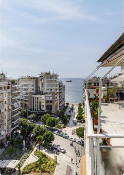 Central Luxury Apartment テッサロニキ エクステリア 写真